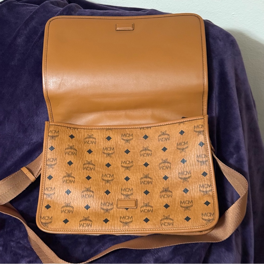 UNUSED UNISEX AUTHENTIC MCM COGNAC
Visetos Klassik Messenger Bag - Picture 3 of 16